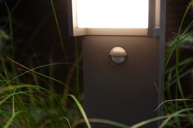 Baliza Lutec exterior moderna QUBO c/ Sensor - Imagen 2